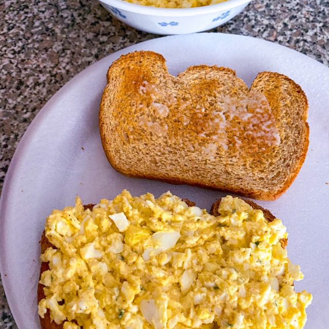 Garlic Egg Salad with Toasted Breads